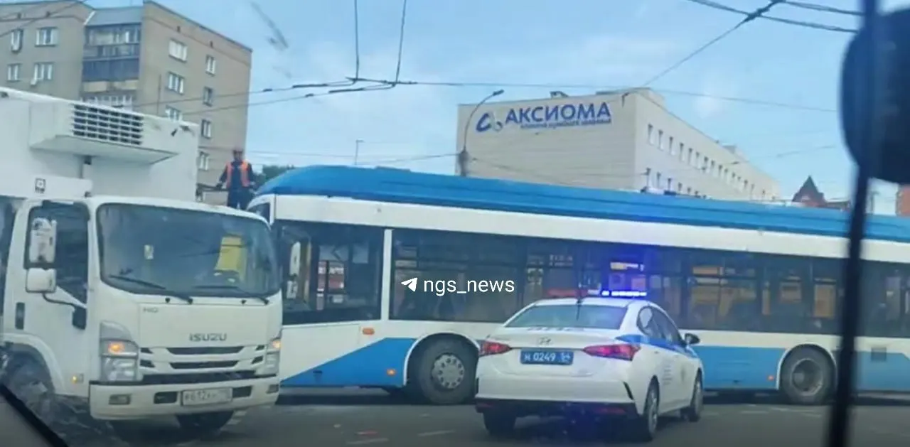 На перекрёстке Богаткова и Кошурникова произошла авария: оборваны контактные провода, на месте работают аварийные службы, движение затруднено.