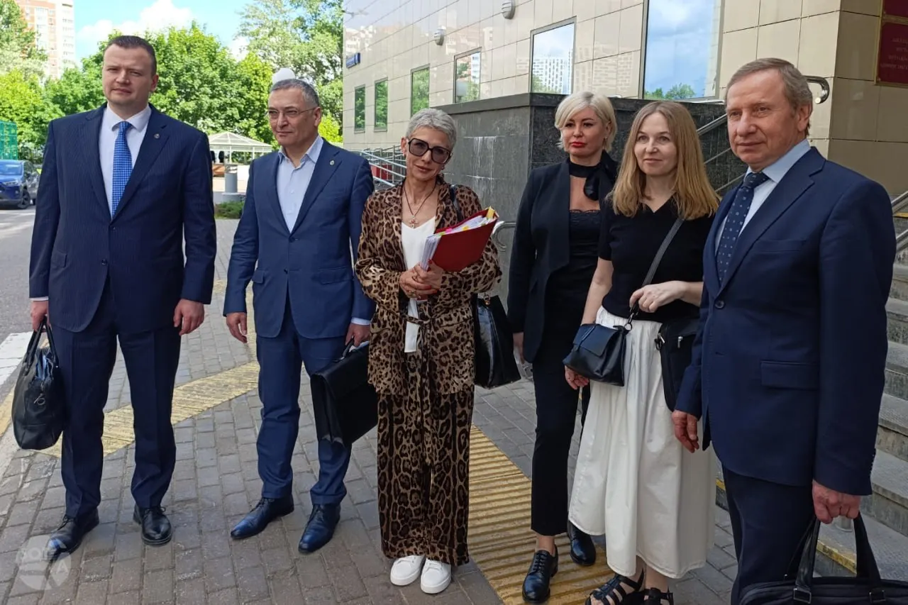 Апелляционная инстанция оставила в силе решение о лишении статуса адвокатов Алексея Басистова, Дмитрия Проводина и Юлия Тая, которое инициировал Минюст из‑за их длительного отсутствия в России. Защита утверждает, что такие решения должны принимать внутрикорпоративные органы адвокатуры.