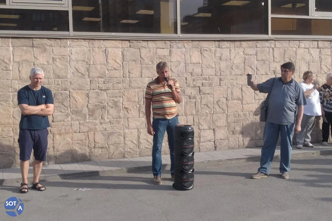 Около 80 жителей Октябрьского района вышли на акцию протеста на улице Выборной: люди требовали строительства школ, сохранения зелёных зон и решения проблем с тротуарами и мусором. Во время митинга на месте начали ремонтировать пешеходную зону.