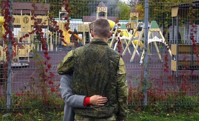 Набор военнослужащих по контракту значительно сократился, регионы жалуются на нехватку личного состава, а в руководстве обсуждают разные сценарии — вплоть до частичной мобилизации.