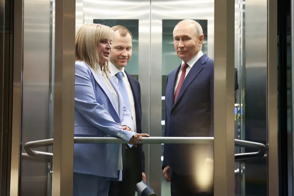 Руководители силовых структур настаивают на переносе или отмене сентябрьских выборов из‑за экономических проблем и падения рейтингов. Политический блок и Кремль выступают за сохранение даты — официально голосование назначено на 18–20 сентября, но обсуждения продолжаются.