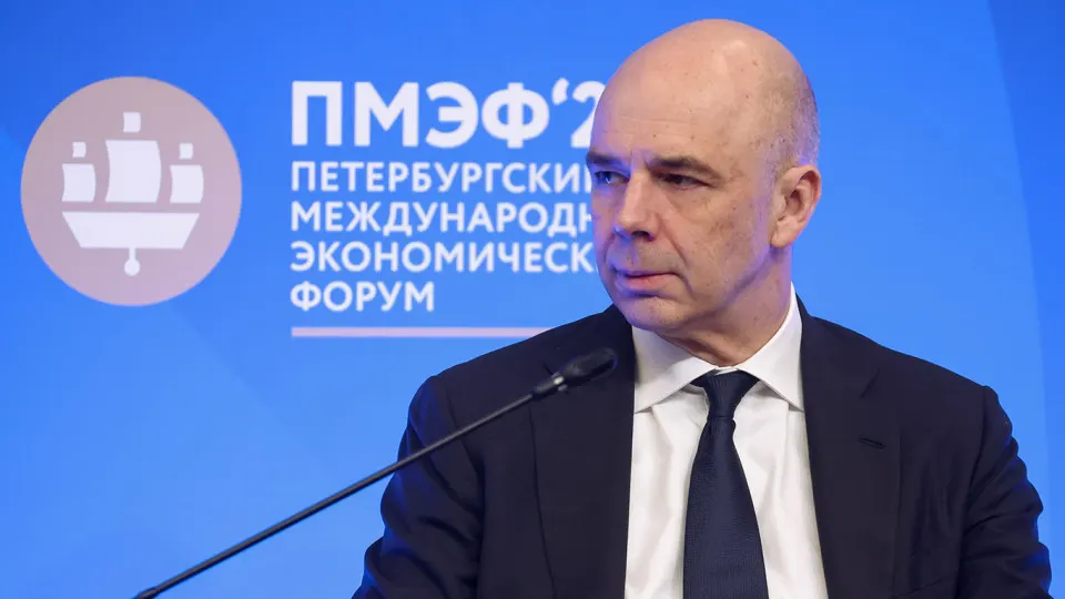 По оперативной оценке Счетной палаты, по итогам года доходы федерального бюджета могут составить 38,2 трлн руб., что примерно на 2,1 трлн (5,2%) меньше, чем предусмотрено законом. Основные риски — падение нефтегазовых поступлений и укрепление рубля.