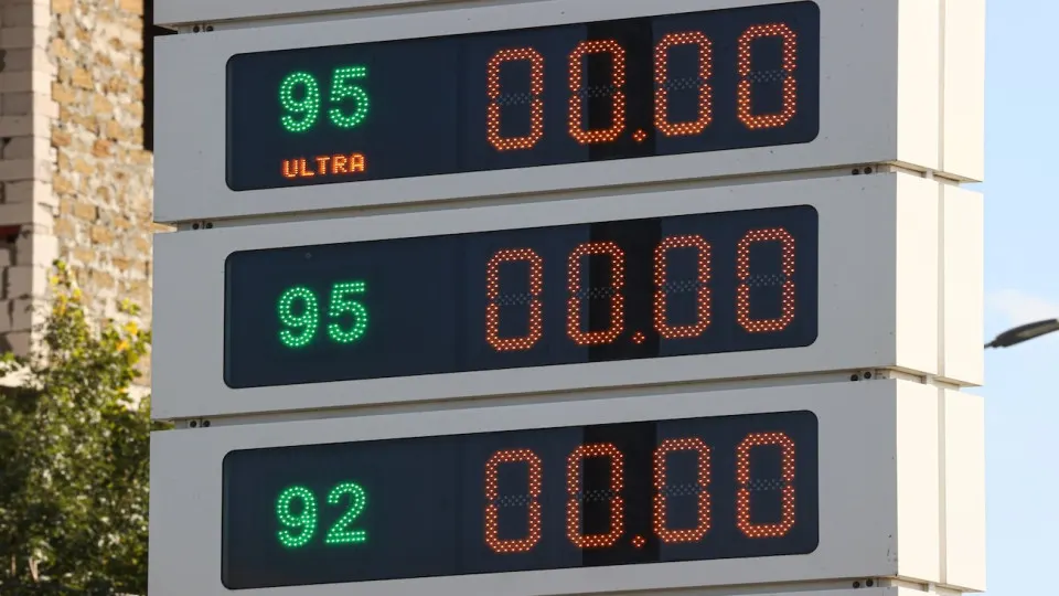 Пункт о еженедельной публикации цен на нефтепродукты исключён из федерального плана статистики, но Росстат заявляет, что по-прежнему будет выпускать данные о средних розничных ценах. На рост цен влияют перебои в работе НПЗ и удары беспилотников.