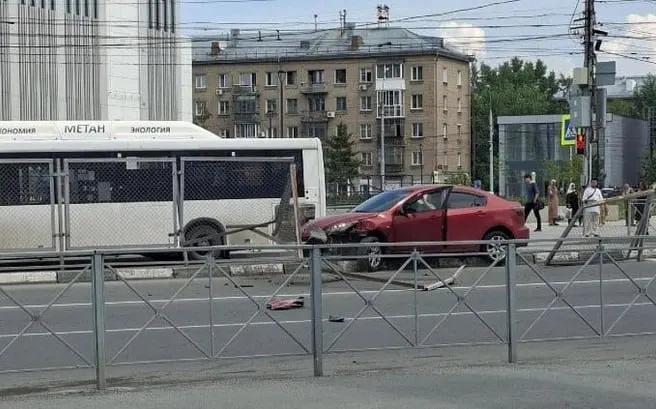 Автомобиль задел ограждение на площади Маркса: у машины помята передняя часть, на место прибыл экипаж ДПС, обстоятельства устанавливаются.