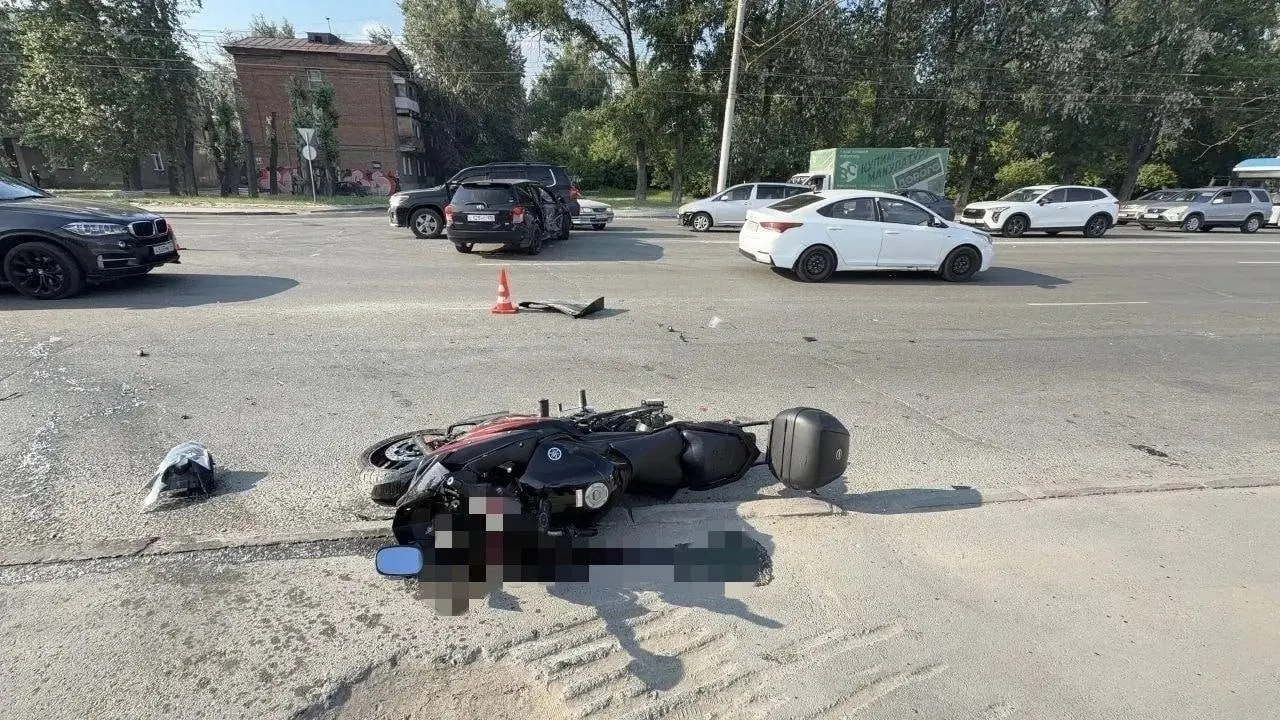 Авария с участием двух Toyota и мотоцикла произошла около 17:30; водитель мотоцикла, 44 года, скончался.