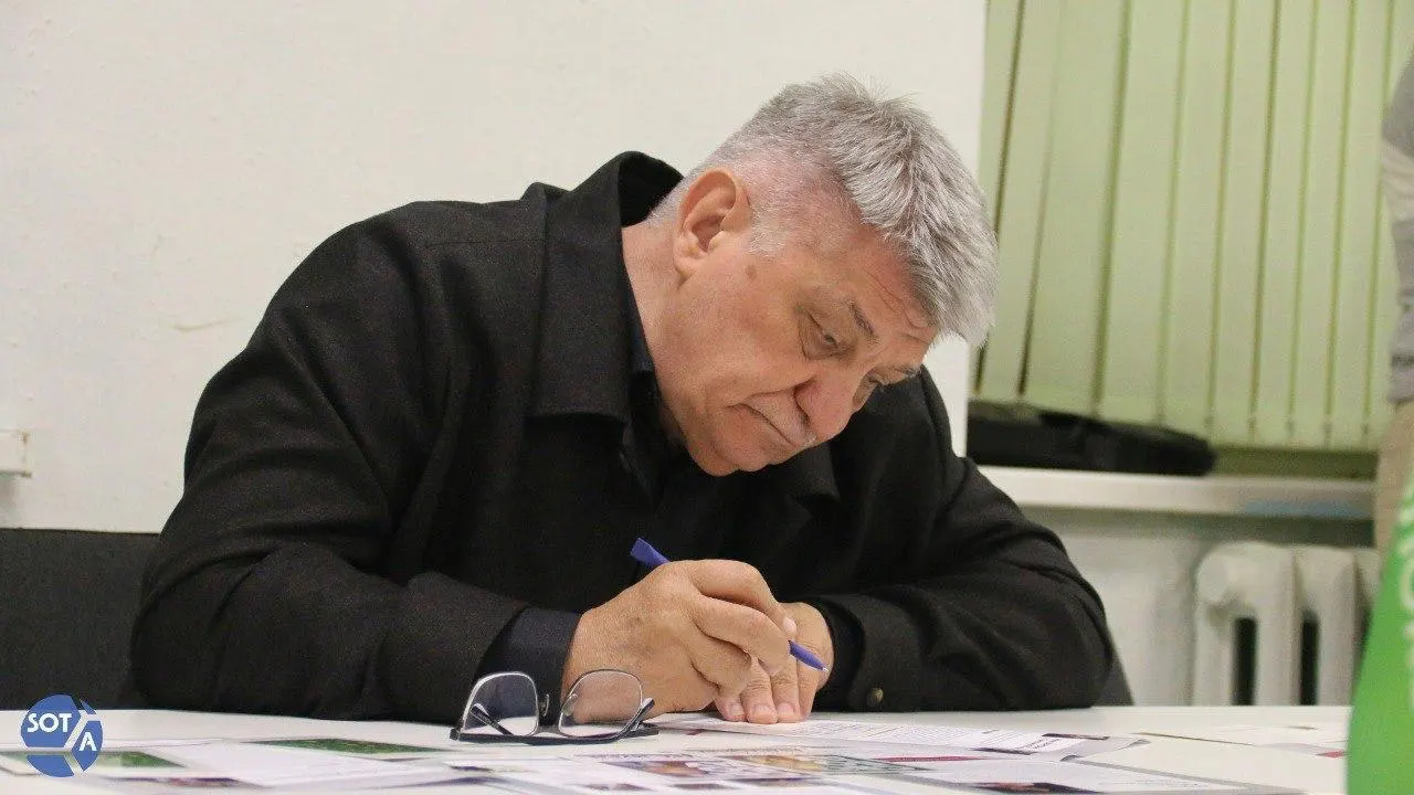Президент в телеграмме отметил вклад Сокурова в киноискусство и его роль в воспитании молодых дарований. При этом в последние годы режиссёр фактически находится под негласным запретом: новые фильмы не получают прокатных удостоверений, а в январе 2026 года его исключили из Совета по развитию кинематографии.