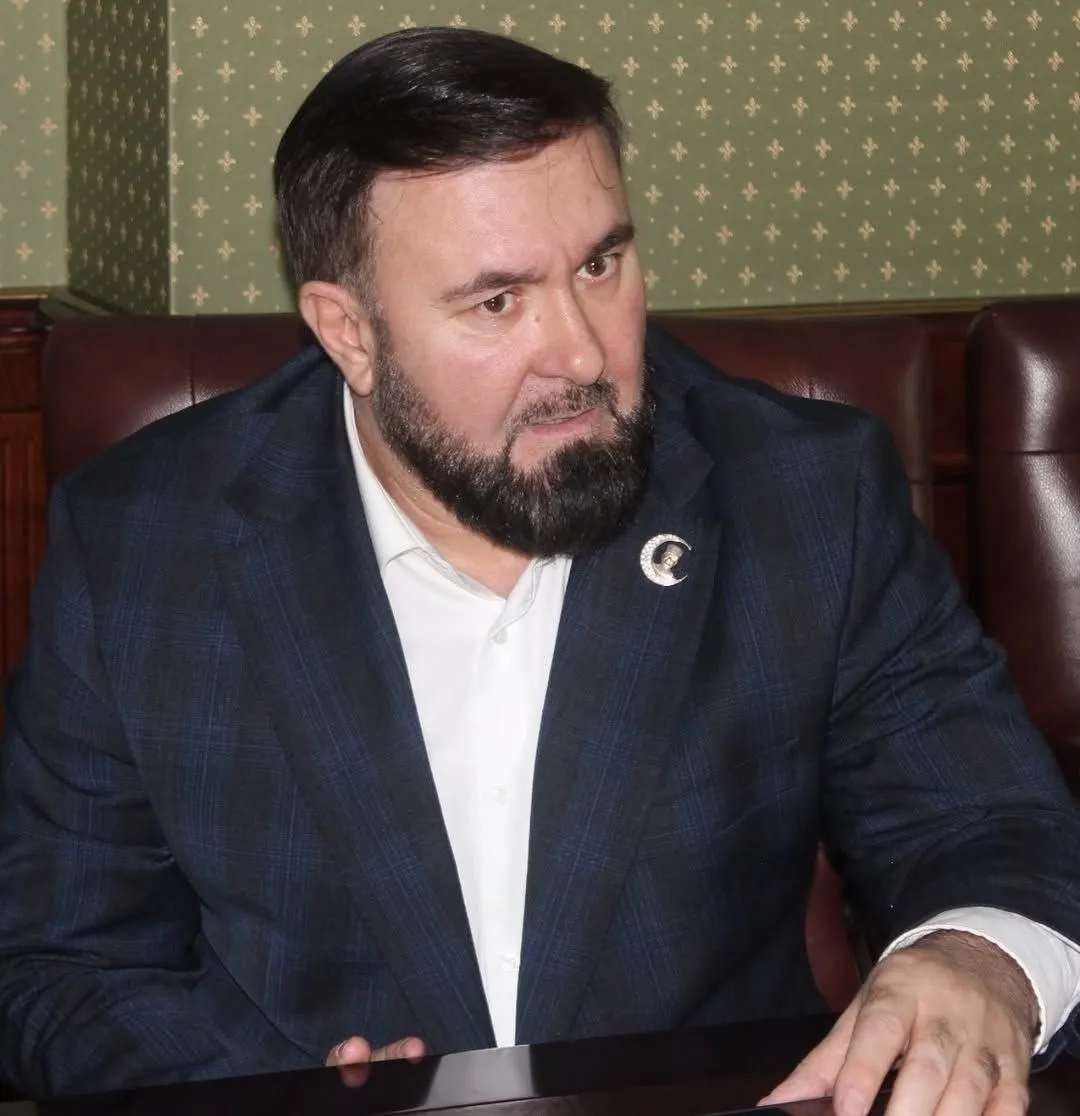 В распоряжении Кремля указано, что омбудсмен Чечни получил грамоту за вклад в защиту прав и укрепление законности. Ранее в отношении него возникали претензии со стороны правозащитников в связи с вмешательствами в судьбы женщин и публичными обвинениями активистов.