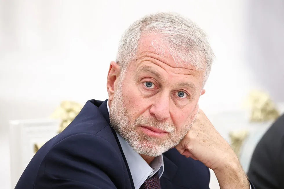 По сведениям нескольких собеседников, бизнесмен Роман Абрамович в мае посетил Киев, встретился с Владимиром Зеленским и передал просьбу о личной встрече с президентом России. Кремль и представители Абрамовича на запросы не ответили.