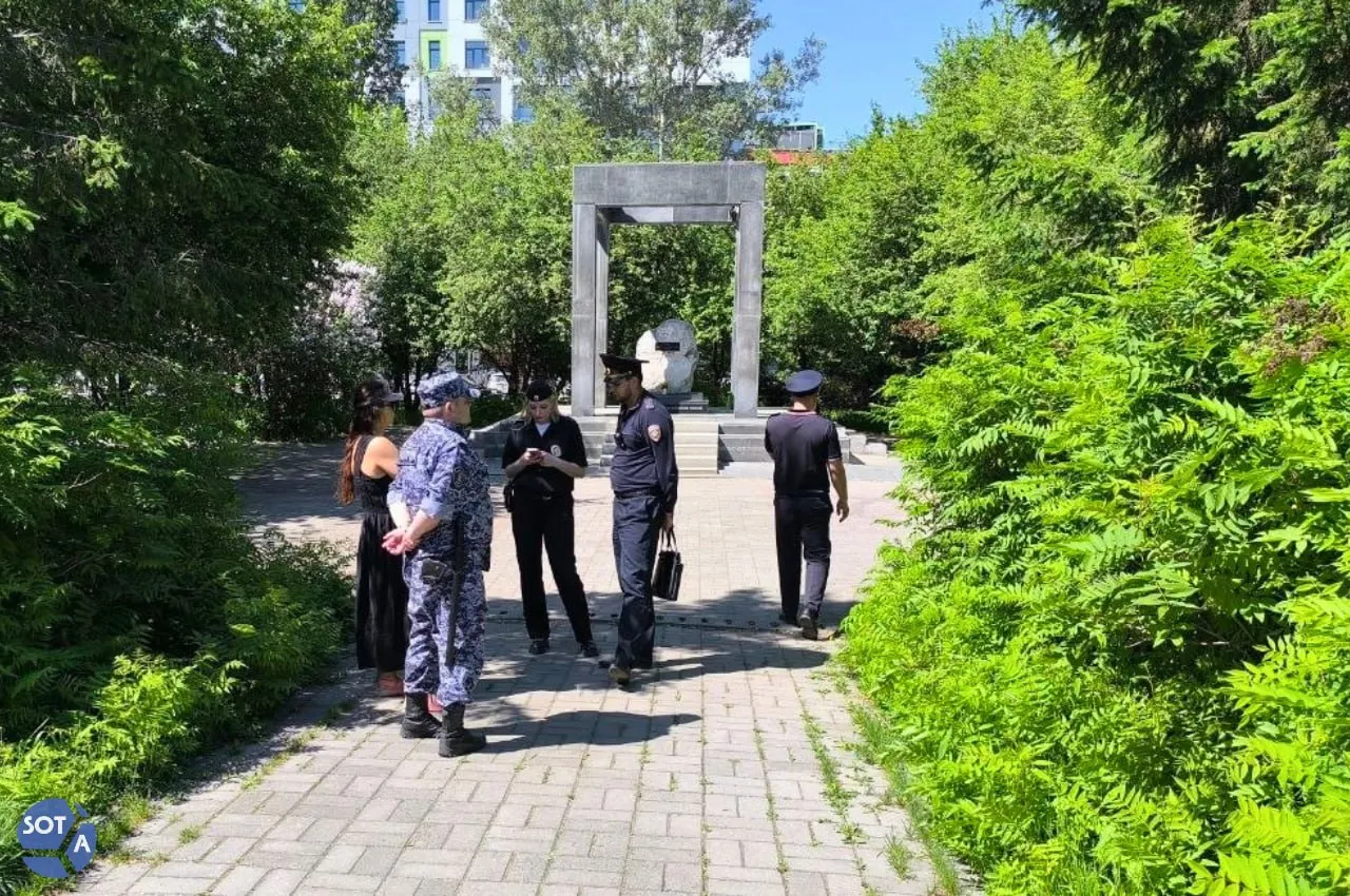 В Нарымском сквере сотрудники полиции останавливали пришедших с цветами к памятнику, требовали документы и задавали вопросы о целях возложения.