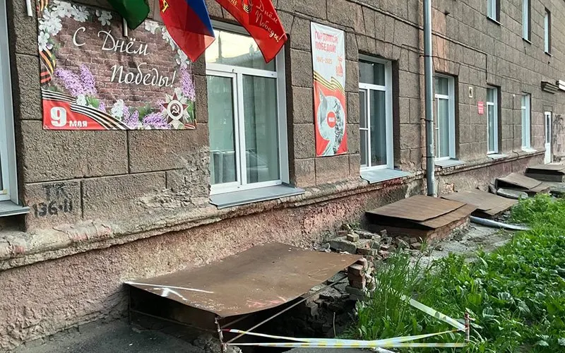 Отмостка вокруг муниципального детского сада №24 обрушилась в нескольких местах: образовались пустоты, ведущие в подвал. На месте видны обломки, сигнальная лента выставлена лишь в одном месте, следов ремонта нет.