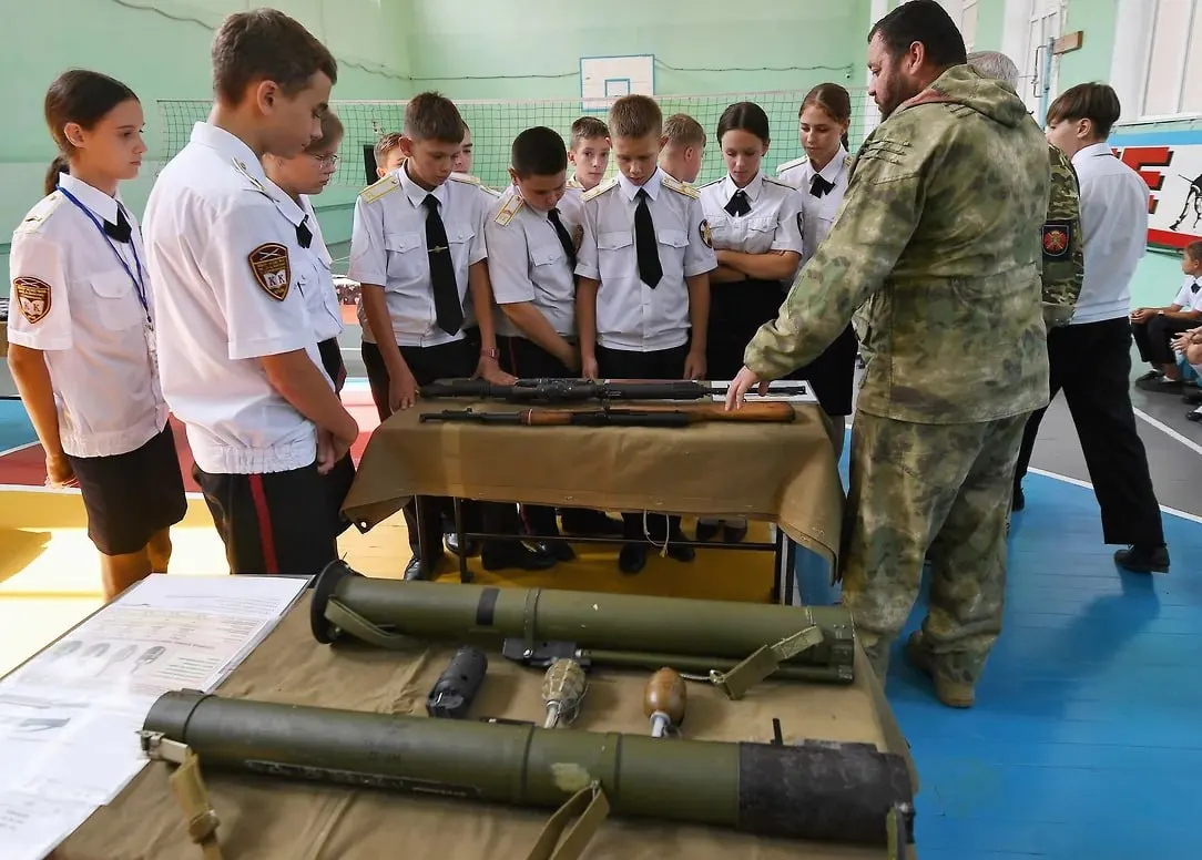Российское военно‑историческое общество предложило вовлечь учащихся в сбор рассказов участников и волонтёров СВО — материал планируют использовать для школьных экспозиций и создания цифрового архива.