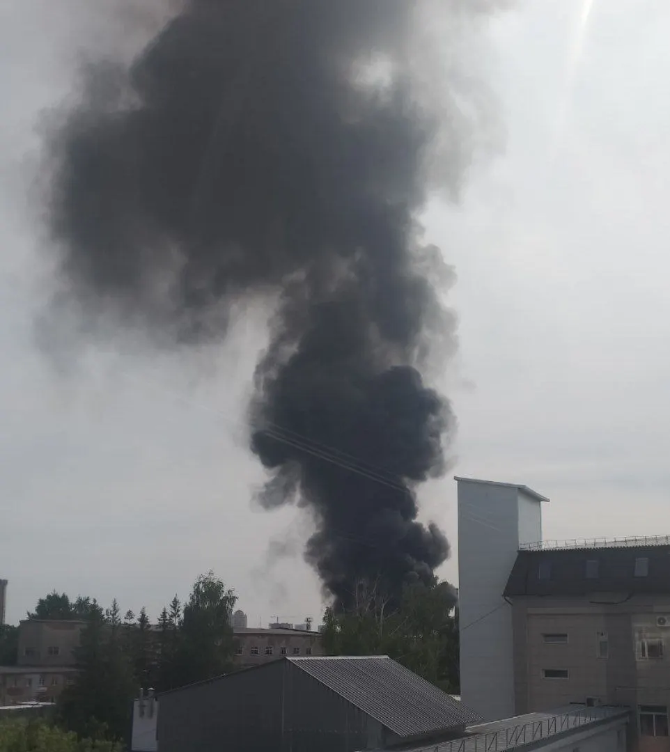 На производственной площадке в Заельцовском районе Новосибирска произошёл пожар. Пожарные работают по повышенному рангу, информация уточняется.