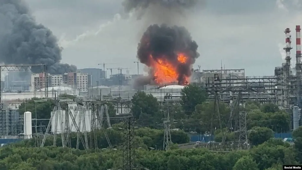 Массированный ночной удар беспилотников по Москве и Московской области: повреждён нефтеперерабатывающий завод в Капотне, загорелись торговые комплексы, власти сообщают о сотнях сбитых дронов и о повреждениях зданий, пострадавших не подтверждают.