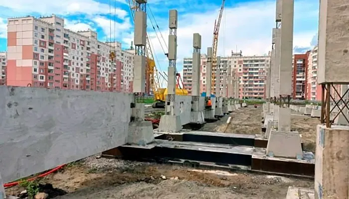 Перекладывание на девелоперов обязательств по строительству школ и детских садов может привести к росту цен на квадратный метр, предупреждает депутат заксобрания Новосибирской области Илья Поляков.