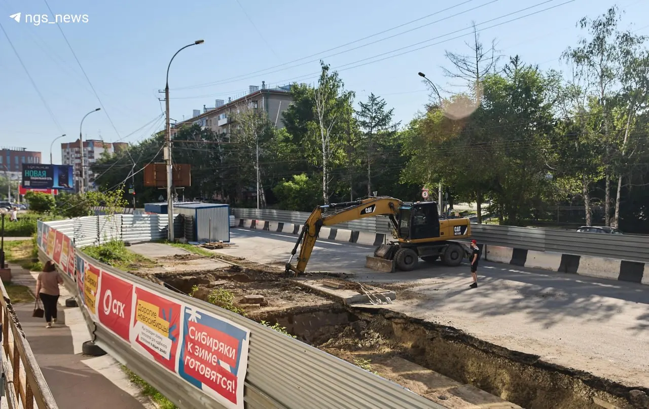 У участка у площади Кондратюка закрыли движение: меняют 35‑летнюю тепломагистраль. За неделю вывели контактную сеть, завершили земляные работы и начали демонтаж старой трубы.