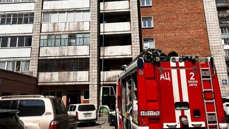 Пожар на седьмом этаже: женщину эвакуировали и доставили в ожоговый центр. Площадь возгорания — около 5 м², огонь потушили за 14 минут; из подъезда вывели несколько человек.