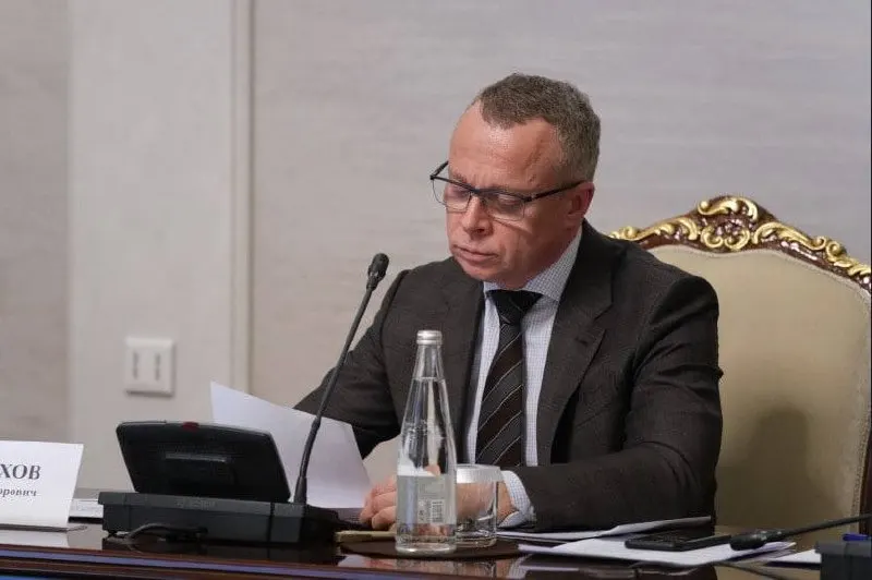 В Москве задержан 58‑летний вице‑губернатор Новосибирской области. При обыске в его гостиничном номере нашли синтетические наркотики; он признал вину и сотрудничает со следствием. После этого губернатор сообщил об его увольнении.