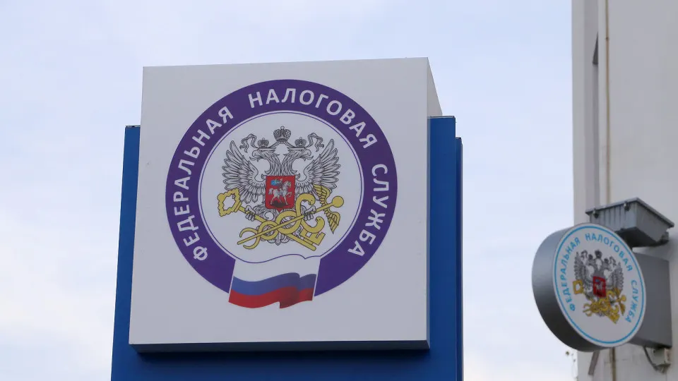 Проект по смягчению налоговой реформы замораживает порог по НДС для упрощённой системы, но не затрагивает предпринимателей на патенте — это создаёт риск дальнейшего ухода микробизнеса в тень и массовых проблем с выручкой.