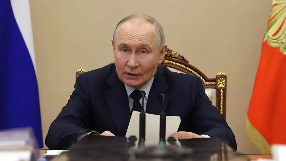 Президент заявил, что спад инвестиций обусловлен «сдержанностью» в условиях макроэкономических мер, а принятые шаги держат ситуацию под контролем. Правительство отмечает сокращение вложений крупнейших компаний и ограниченные бюджетные возможности стимулов.