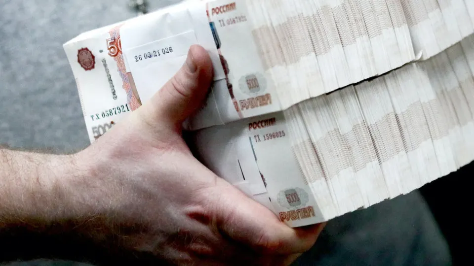 Из‑за нестабильной работы интернета и ухода бизнеса в тень россияне активнее снимают и хранят наличные — наличный оборот достигает рекордных объёмов. Центробанк ужесточил контроль за снятием и внесением наличных.