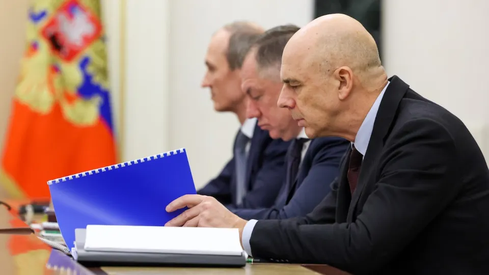 Индекс RGBI обновил минимумы, а доходности длинных гособлигаций поднялись до 15,5% годовых. Растущие расходы, в том числе на оборону, и осторожная политика Центробанка усиливают давление на бюджет и рынки долговых бумаг.
