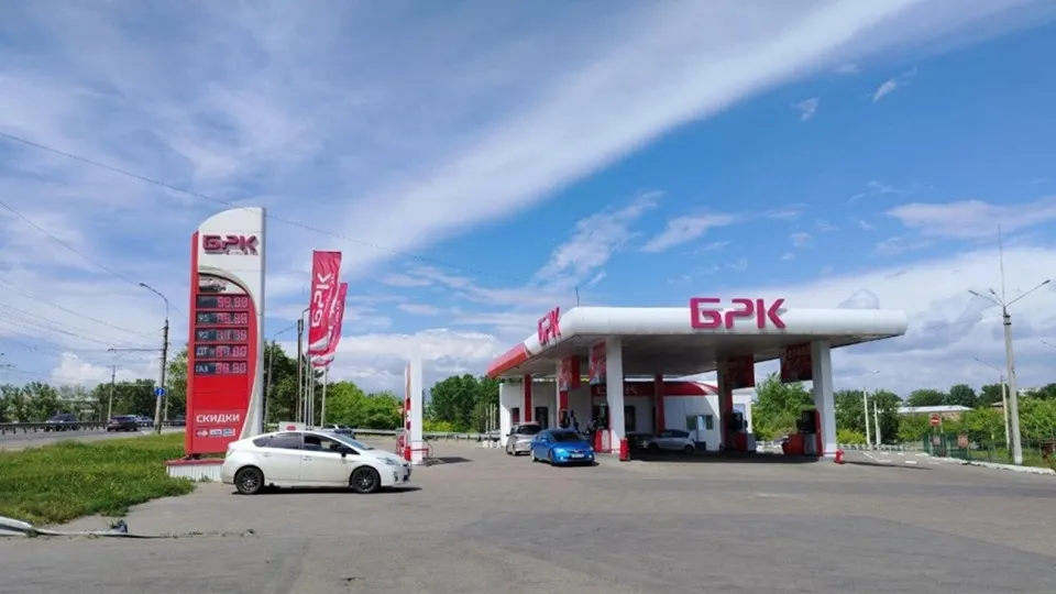 После ударов по объектам нефтепереработки в ряде областей возник дефицит топлива: на АЗС вводят лимиты, часть заправок временно не работает, приоритетное обеспечение — для экстренных служб, общественного транспорта и сельхозтехники.