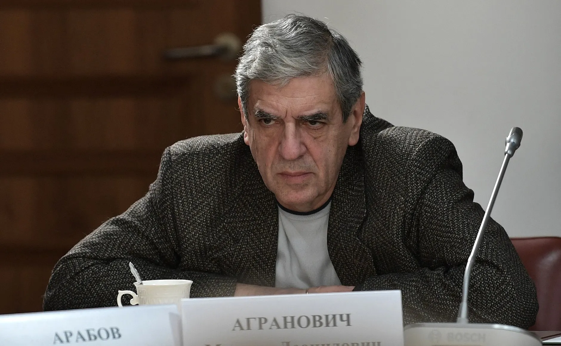 Операторский факультет объявил набор в спецгруппу режиссёра Михаила Аграновича: обучение с 2027 года будет бесплатным при условии годичной контрактной службы в войсках беспилотных летательных аппаратов. Студентам обещают общежитие, статус ветерана и льготы, но правозащитники и юристы предупреждают о рисках.