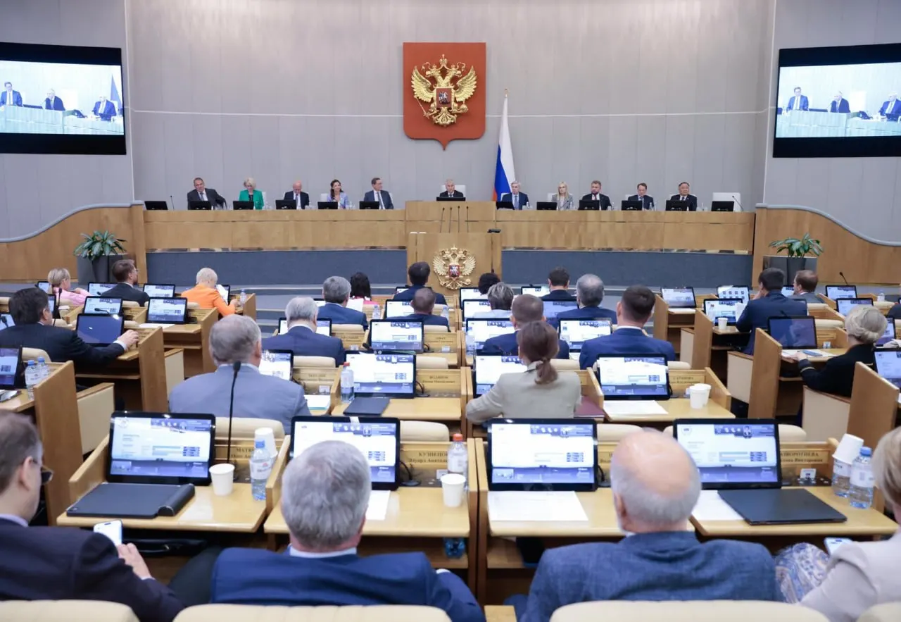 Исследование показало: правительские законопроекты проходят в Госдуме куда чаще депутатских — 84% против чуть более 25%; почти пятая часть инициатив остаётся нерешённой.