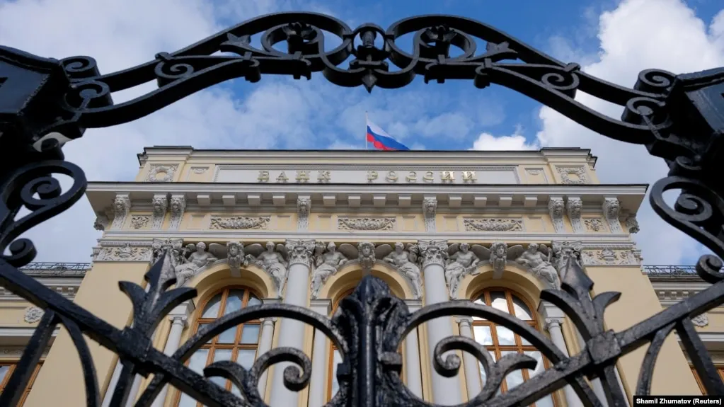 Центробанк снизил прогноз роста экономики на 2026 год до 0–1% и поднял прогноз инфляции до 6–7%. Пересмотр основан на замедлении восстановления мощностей, изменениях внешних условий и рисках бюджетной политики.