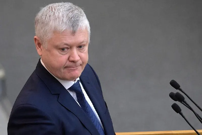 Председатель комитета по безопасности сообщил, что свыше 360 зарубежных структур признаны враждебными и выдворены из РФ. По его словам, 46 законов о «защите суверенитета» помогли пресечь вмешательство в образование, здравоохранение и электоральные процессы.