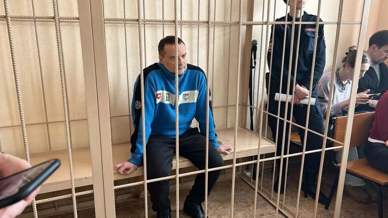 Дениса Архипова перевели из СИЗО в исправительную колонию №3 в Первомайском районе Новосибирска. Ранее суд признал его виновным в превышении полномочий и злоупотреблении ими; апелляция прокуратуры добилась ужесточения наказания.