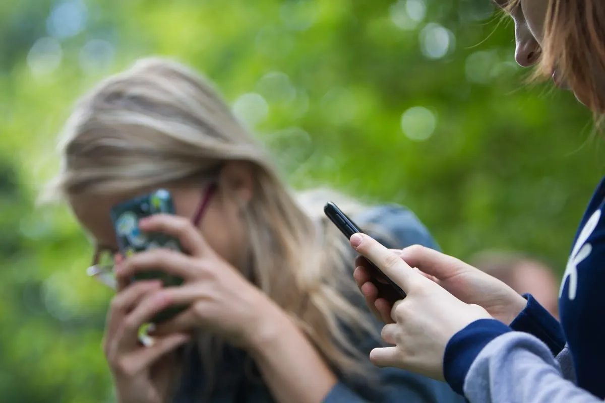 Родители смогут попросить оператора присвоить SIM‑карте ребёнка специальный статус — это ограничит рассылки, доступ к контенту 18+ и входящие с международных номеров; операторы обязаны бесплатно подключать родительский контроль.
