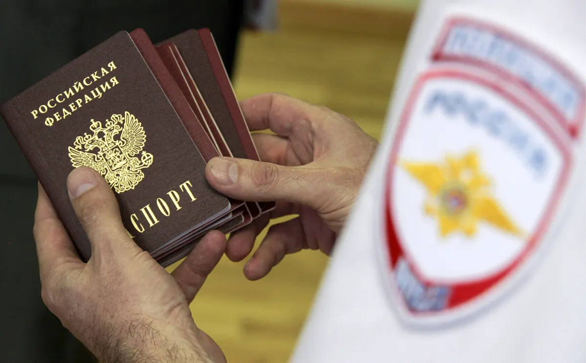 Собеседники в дипломатических кругах и источники, близкие к администрации сообщили, что рассматривается требование: поездки в недружественные страны только группами от 10 человек, с сопровождением и по утверждённому маршруту. Также обсуждается введение выездных виз и формирование перечня стран, где индивидуальный туризм останется разрешённым. Официального подтверждения пока нет.
