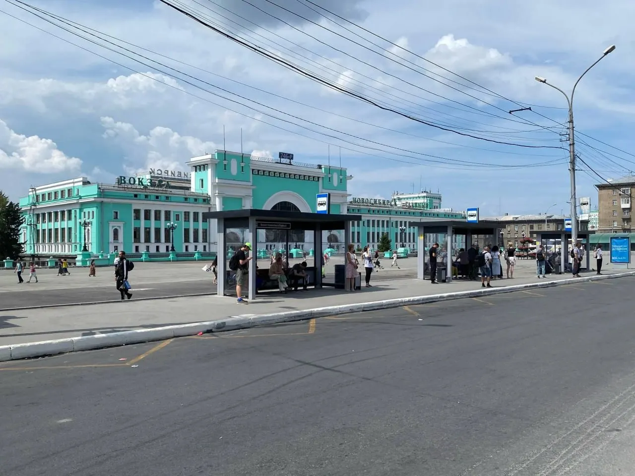 На площади Гарина‑Михайловского демонтировали торговые павильоны и уложили около 200 м² нового асфальта, также обновили бордюры.