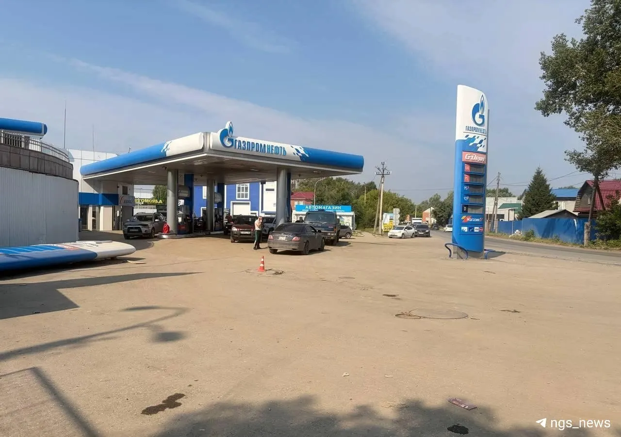 Жители Новосибирска сталкиваются с очередями на автозаправках: в некоторых случаях ожидание сократилось до 15 минут, в других — водители проводят в очереди несколько часов.