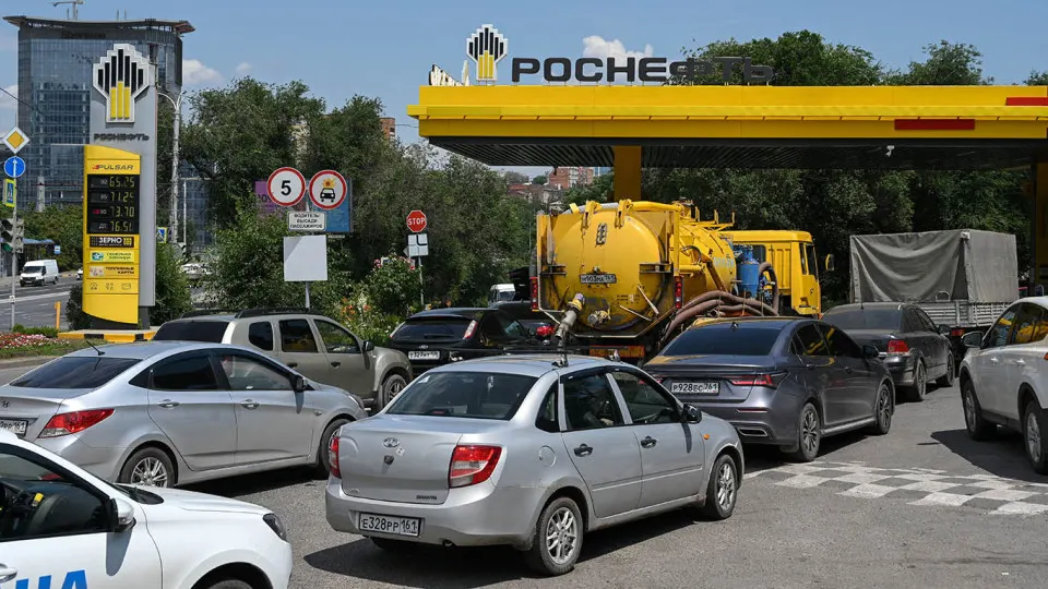 Власти прописали юридическую основу для ввоза дизельного топлива через импортный демпфер: импортеры смогут получать компенсации из бюджета, чтобы быстро увеличить поставки на фоне падения внутреннего производства и роста цен.