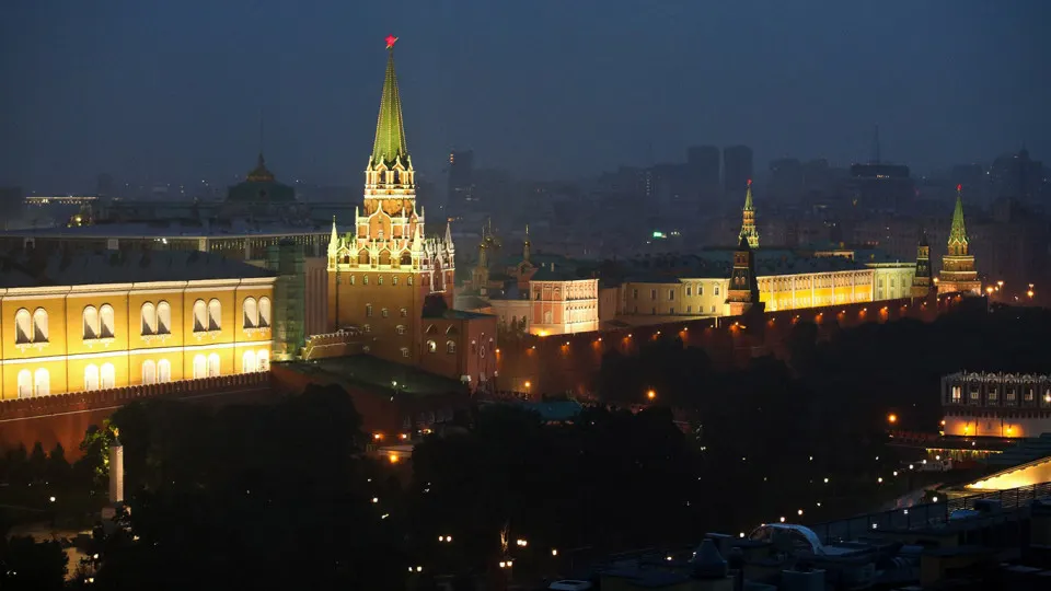 По данным нескольких источников, из Кремля во второй половине июня поступило распоряжение ограничить публикации с кадрами последствий ударов; после этого ряд каналов сократил освещение, обсуждаются и возможные ужесточения ответственности.