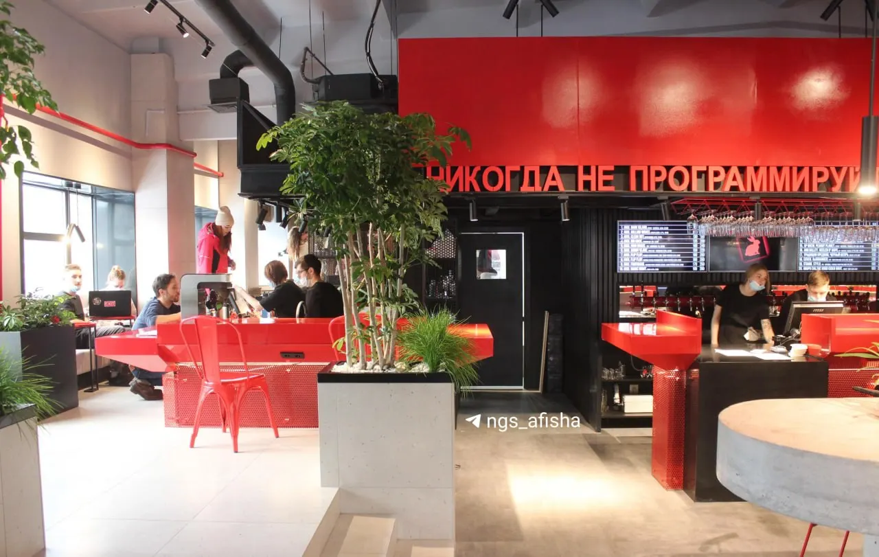 Бар Red Rabbit в Доме связи на Ильича, 8 закрылся. Вместо него планируют открыть новое заведение с упором на пиццу и пасту.