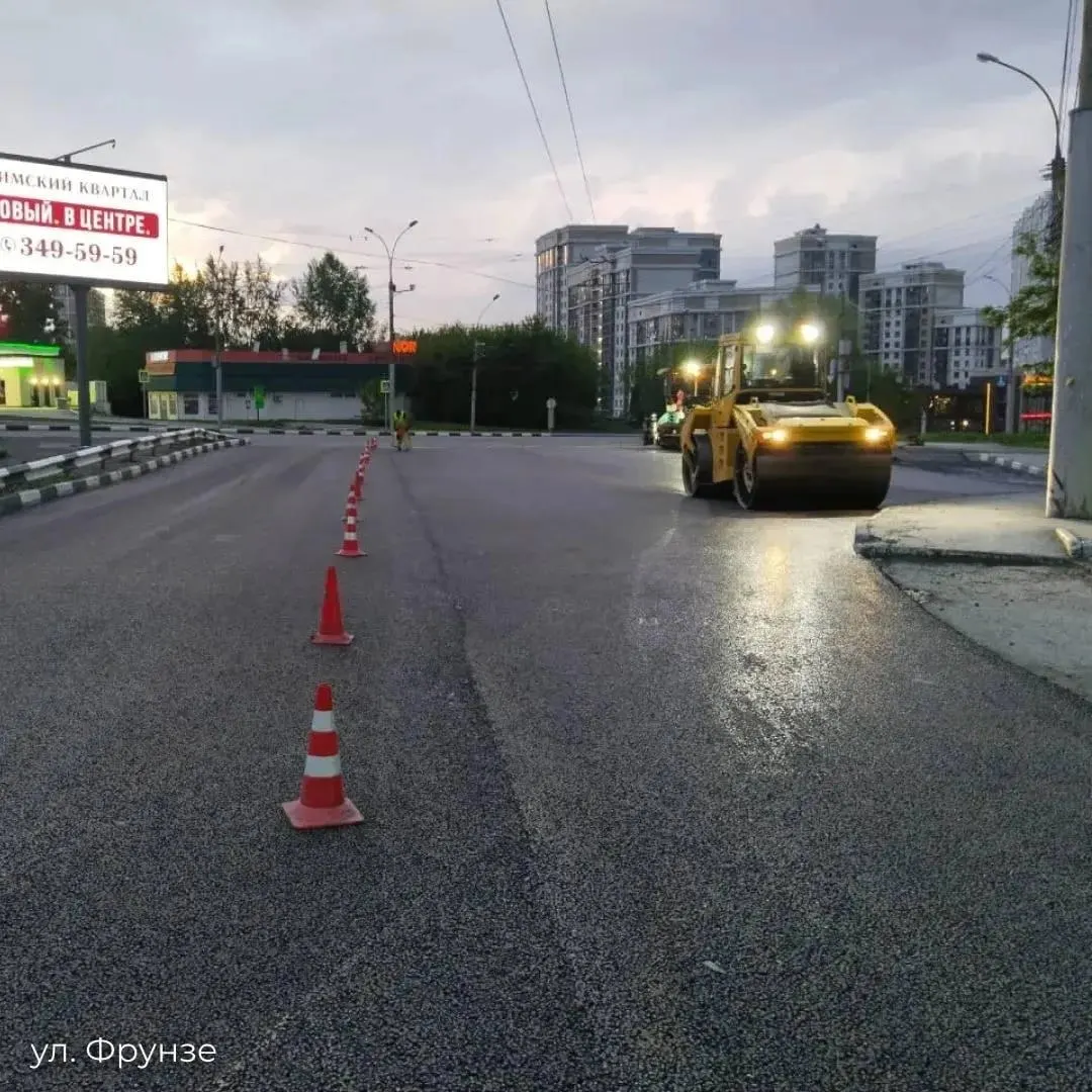 Город завершил ремонт 12 участков: добавлены объекты на нескольких улицах. Сейчас ведутся работы ещё на ряде магистралей — всего в этом сезоне запланировано 34 дорожных участка и 40 пешеходных зон.