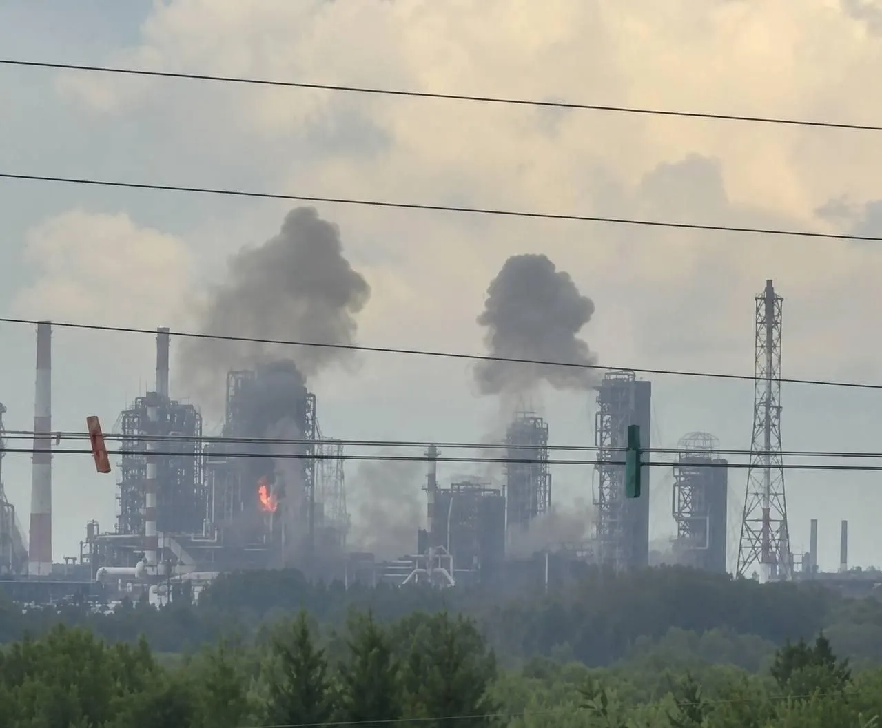 В Омске загорелся крупнейший в России нефтеперерабатывающий завод — по данным, инцидент произошёл после удара беспилотных аппаратов на расстоянии около 2500 км от линии фронта.