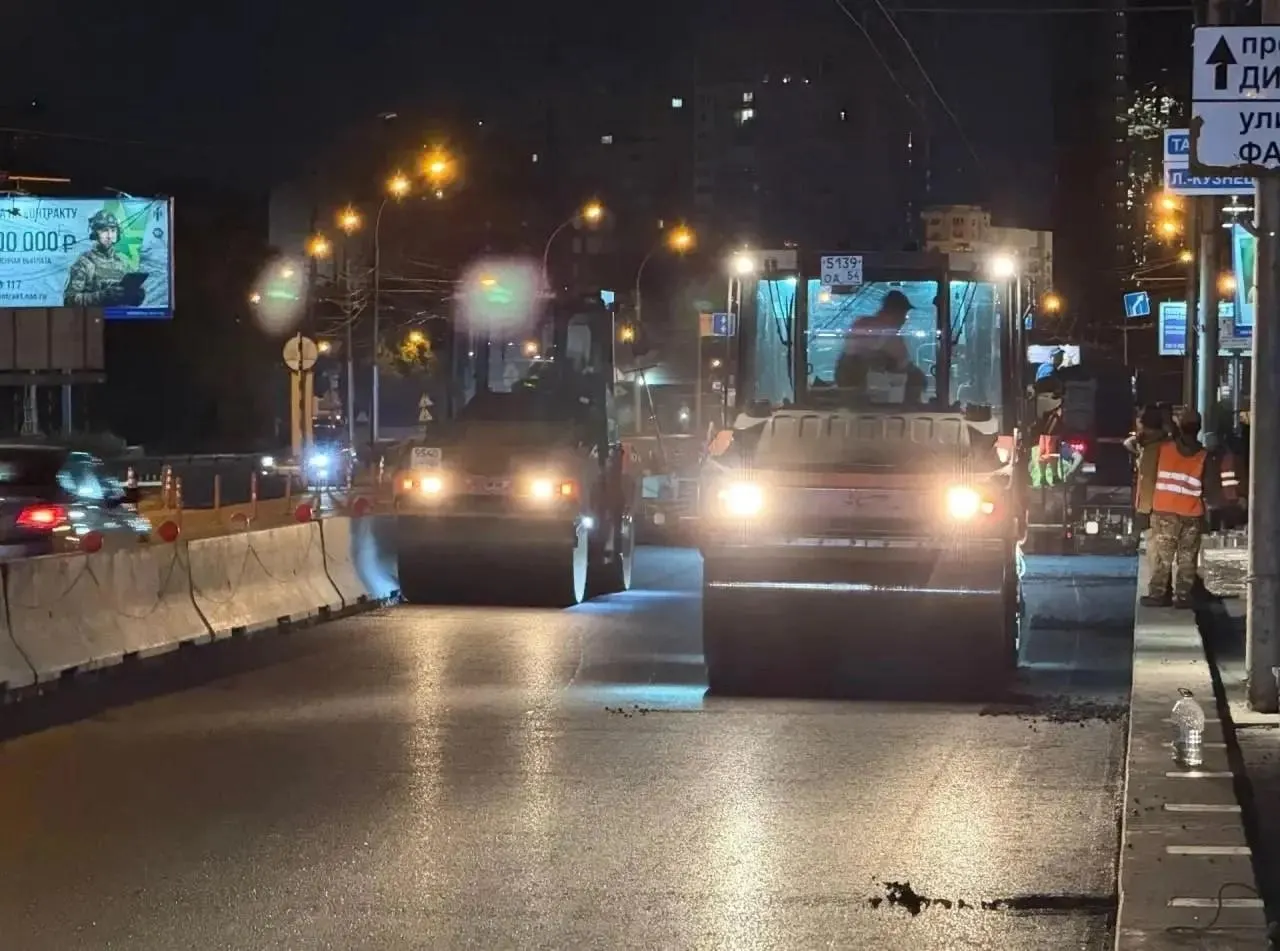 На Димитровском мосту уложили новый асфальт на правой полосе; с 20 июля начнётся ремонт центральных полос движения. Завершить работы на верхней части моста планируют к октябрю, сообщил мэр.