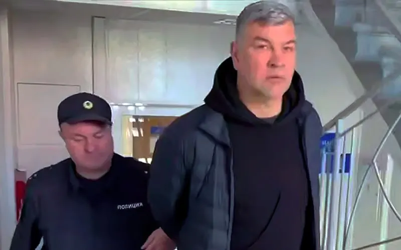 Железнодорожный районный суд Новосибирска заменил содержание под стражей на домашний арест для бывшего министра промышленности и торговли; прокуратура намерена обжаловать решение.