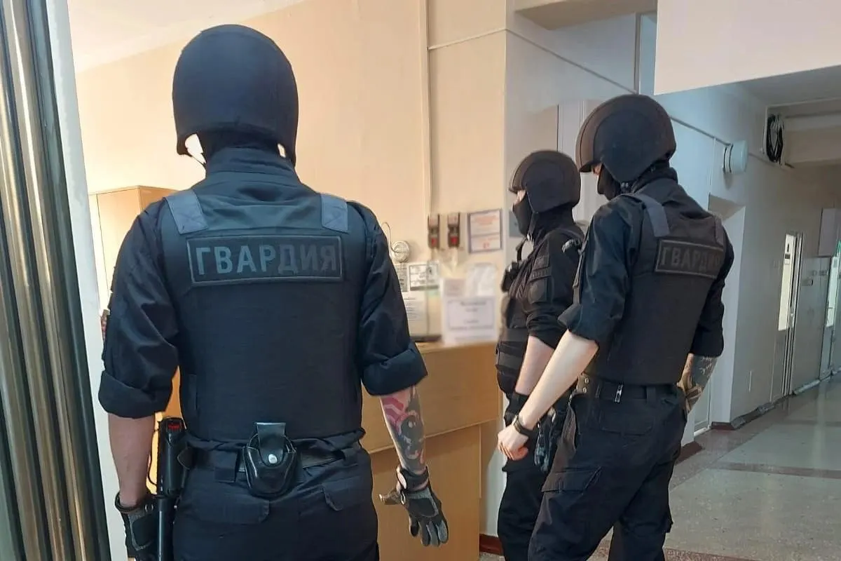 В регистратуре одной из детских больниц Новосибирска нетрезвый мужчина распылил перцовый баллончик. Трое человек получили поражение газом, среди них мальчики 7 и 8 лет; участников конфликта передали полиции.