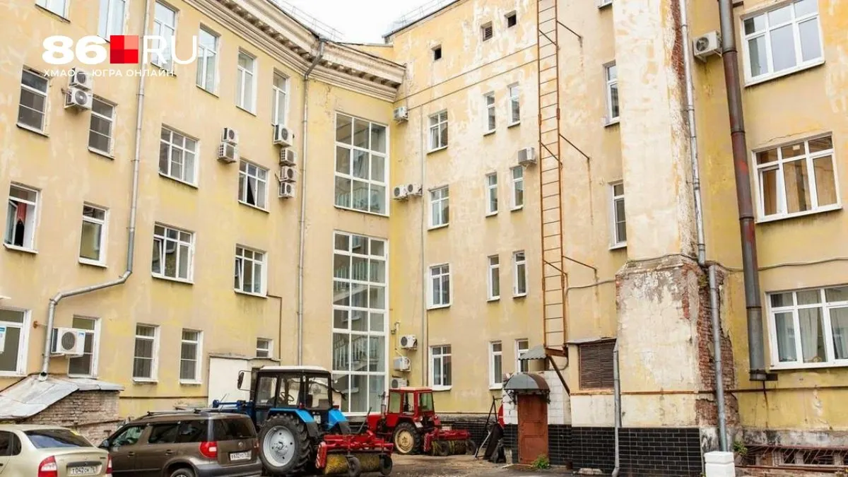 Решения о переустройстве придомовой территории, в том числе об организации парковки, принимаются на общедомовом собрании собственников; изменения нужно оформить и согласовать с управляющей организацией и органами власти.