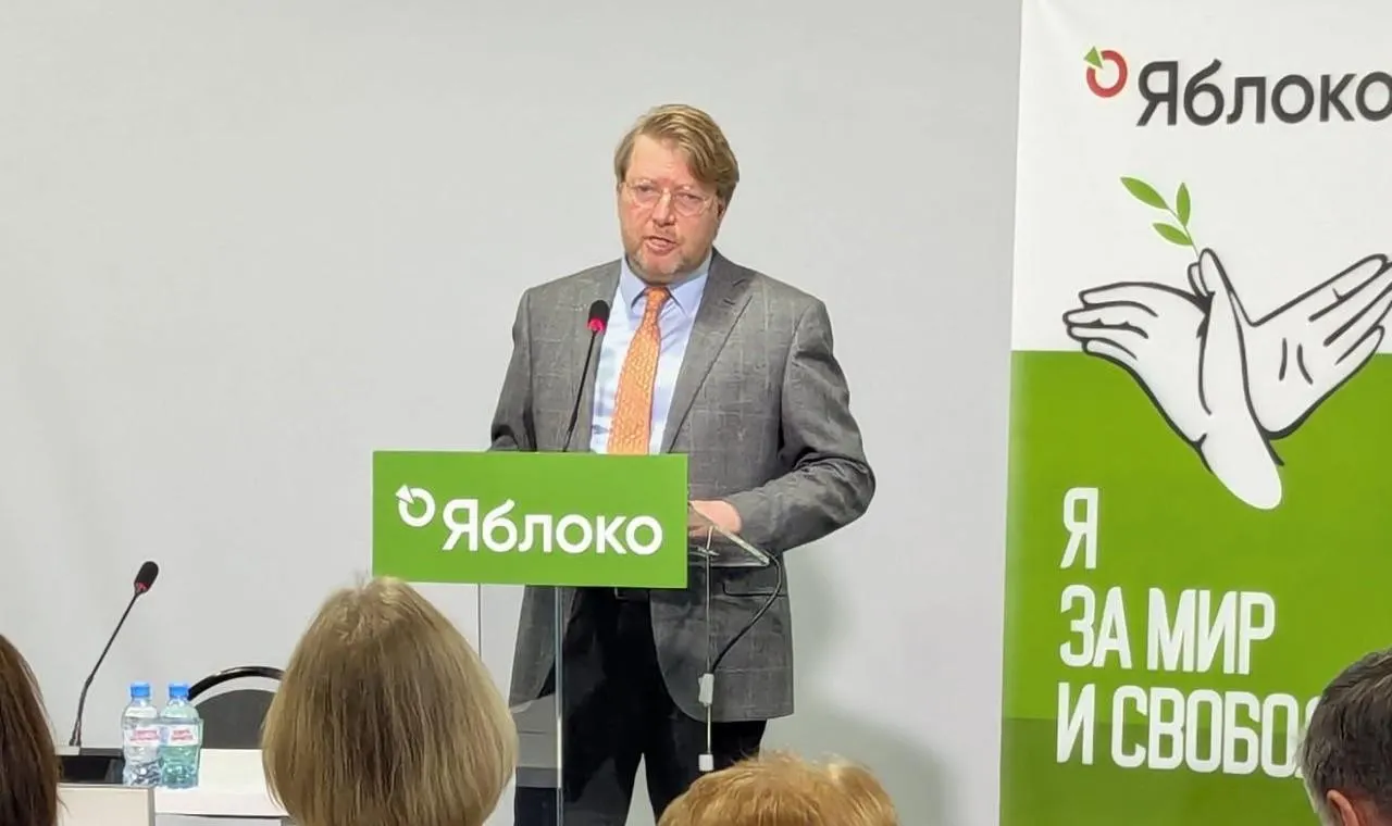 Верховный суд оставил в силе штраф председателю партии «Яблоко» Николаю Рыбакову за публикацию фотографии, признанную властями «экстремистской»; партия собирается обжаловать решение в Конституционном суде.