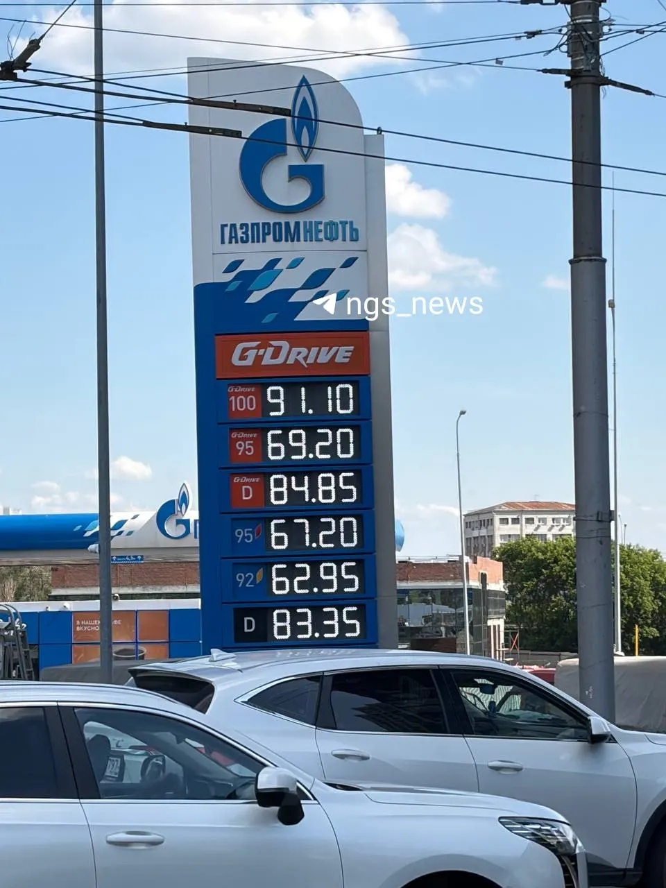 Местные сообщают, что бензина не было на нескольких АЗС; на заправке по адресу Фабричная, 18/2 приехал бензовоз и сейчас заливает топливо — водители стоят в очереди.