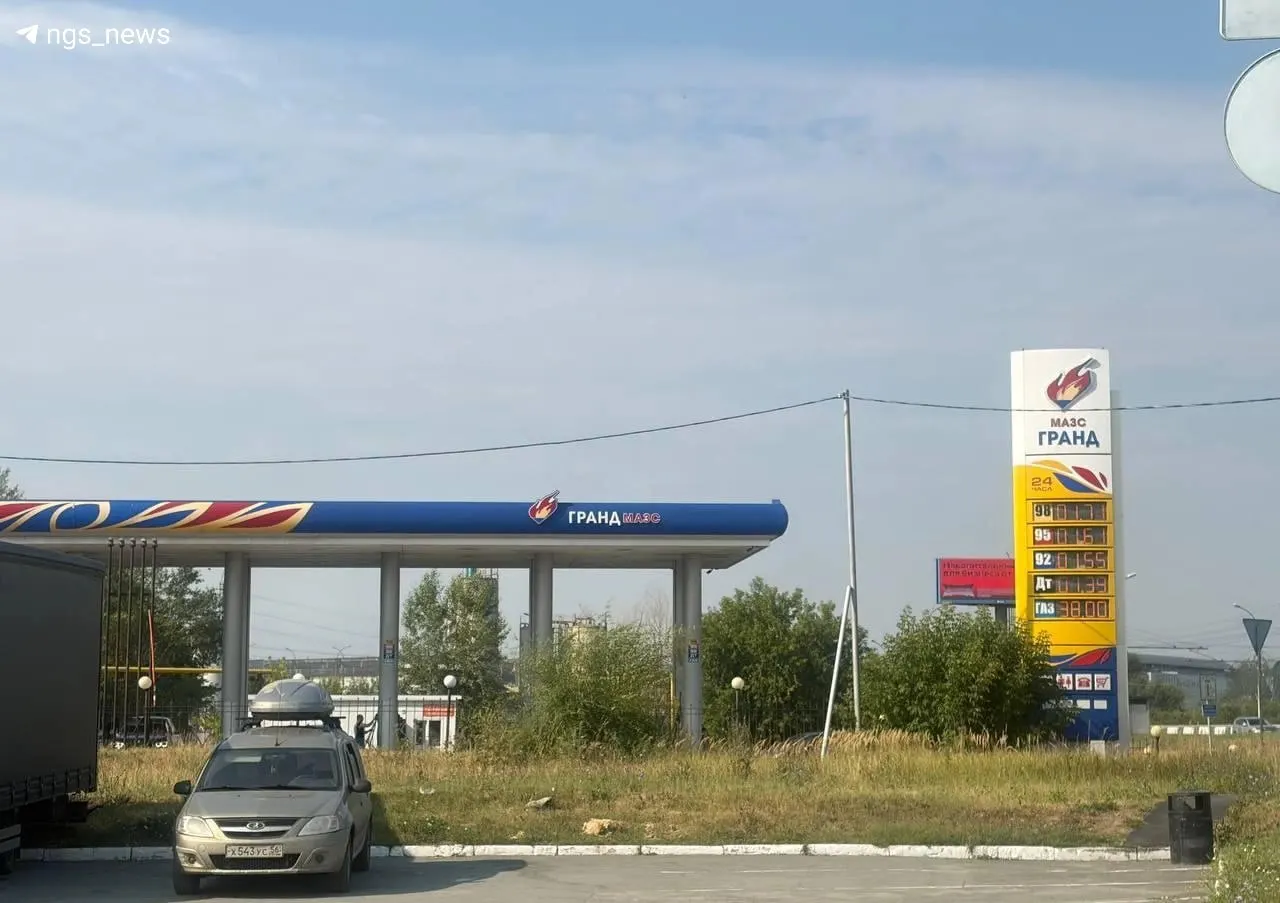 На некоторых автозаправках в городе очередей почти нет, но цены на разные марки топлива заметно отличаются.