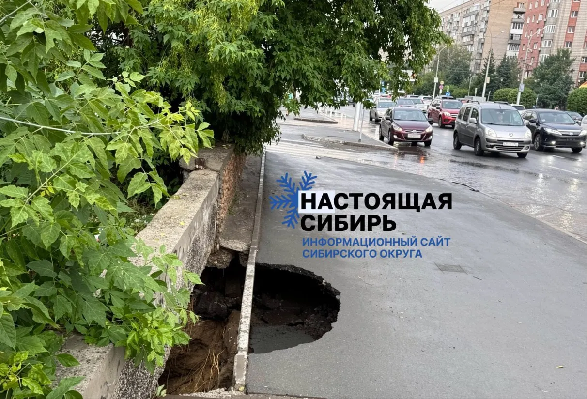 Покрытие тротуара у дома №104 провалилось 17 июля. Глубокая яма до сих пор не обозначена и не огорожена — пешеходы рискуют, особенно в тёмное время суток.