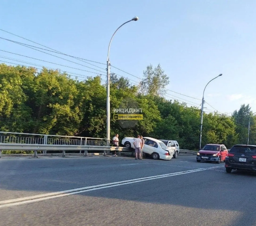 На Винаповском мосту Mitsubishi столкнулся с другим автомобилем и врезался в отбойник. О пострадавших не сообщается, в ГАИ заявили, что информации об аварии к ним не поступало.