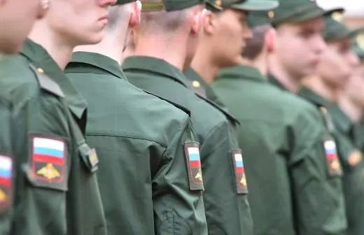 Правительство поддержало законопроект, позволяющий направлять призывников на службу в пожарные подразделения МЧС для тушения пожаров и аварийно‑спасательных работ; в ведомстве рассчитывают привлечь до 5 тысяч человек.